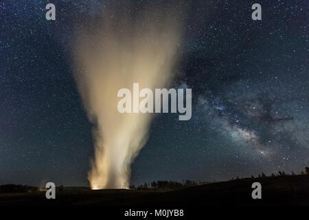 Le Old Faithful Geyser éclate sous la voie lactée constellation dans le ciel de nuit dans le coin supérieur Geyser Basin dans le Parc National de Yellowstone, le 28 mai 2017 dans le Wyoming. Banque D'Images