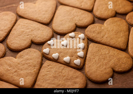 Gingerbread cookies en forme d'coeur love concept Banque D'Images