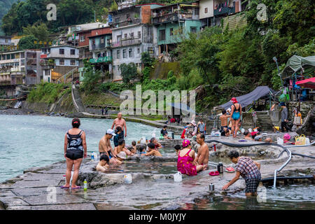 TAIPEI, TAIWAN - Le 29 novembre : Riverside view de Wulai Hot spring village où beaucoup de gens aiment venir et bath le 29 novembre 2016 à Taipei Banque D'Images