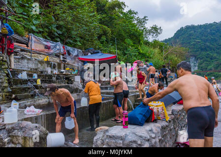 TAIPEI, TAIWAN - Le 29 novembre : Local Les taiwanais se baigner dans des sources chaudes de Wulai village un village célèbre dans les régions rurales de Taipei le 29 novembre 2016 à taip Banque D'Images