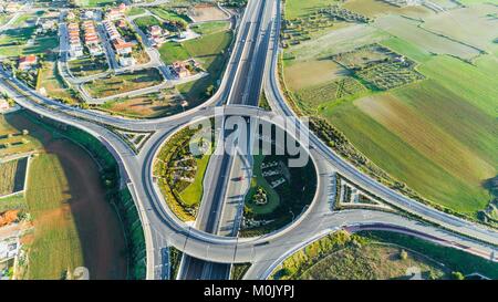 Vue aérienne du rond-point du SGP et l'autoroute A1 à la ville de Limassol Nicosie, Chypre, Latsia. L'intersection circulaire avec les voitures qui circulent, pas Banque D'Images