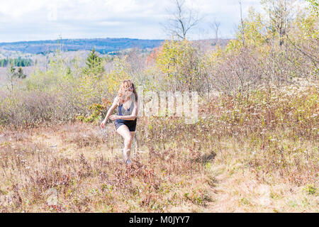 Les jeunes de l'athlétisme, monter, happy woman jumping jogging en automne, l'automne, l'été, randonnée chemin meadow field dans l'air, les muscles Banque D'Images