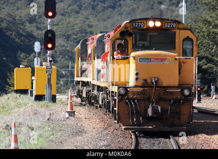 Trois recours DXC locos diesel-électrique sur le point d'être fixé à l'arrière de l'Alpin Trans Express à Arthur's Pass, île du Sud, Nouvelle-Zélande. Banque D'Images