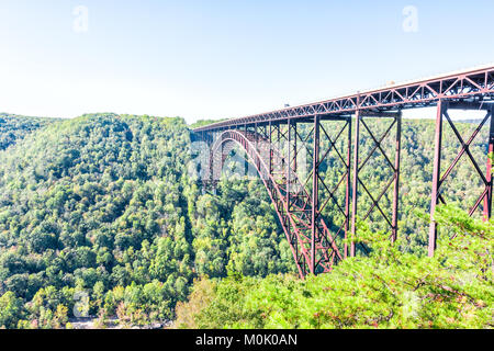 Négliger de Virginie de l'ouest des montagnes verdoyantes au printemps, été ou automne automne à New River Gorge Bridge avec libre de structure métallique Banque D'Images