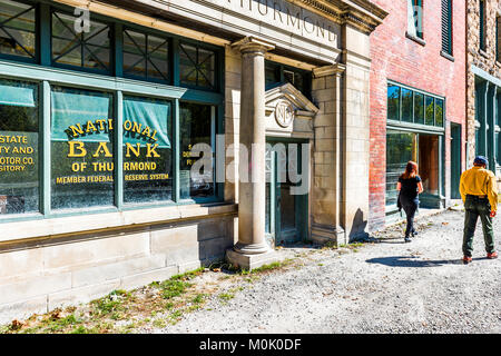 Thurmond, USA - 19 octobre 2017 : fermeture du bâtiment abandonné retro vintage avec la Banque Nationale signe en Virginie-occidentale ghost town village libre Banque D'Images