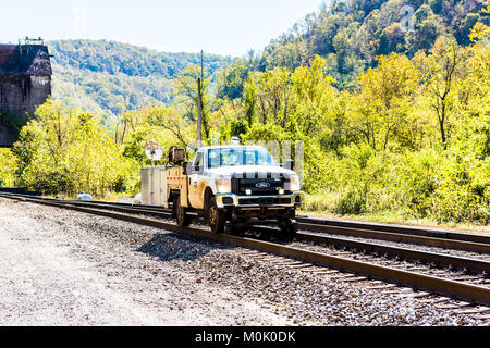 Thurmond, USA - 19 octobre 2017 : chemin de fer rail avec CSX voiture camion équitation dans Virginie-occidentale ghost town village Banque D'Images