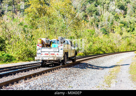 Thurmond, USA - 19 octobre 2017 : chemin de fer rail avec CSX voiture camion équitation dans Virginie-occidentale ghost town village Banque D'Images