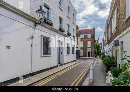 Londres, Royaume-Uni - 25 août : c'est une rue résidentielle avec ses maisons de style britannique à Chelsea le 25 août 2016 à Londres Banque D'Images