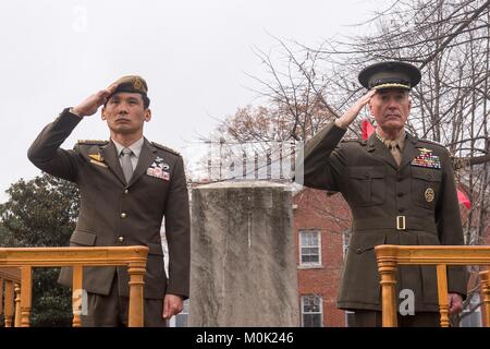 Chef d'état-major Perry singapourien Lim Cheng Yeow (à gauche) et de chefs d'état-major des Etats-Unis Le Président Joseph Dunford saluer les soldats américains au cours d'une visite à Joint Base Myer-Henderson Champ Whipple Hall le 5 décembre 2017, à Washington, DC. Banque D'Images