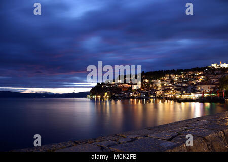 La ville d'Ohrid et le lac de nuit Banque D'Images