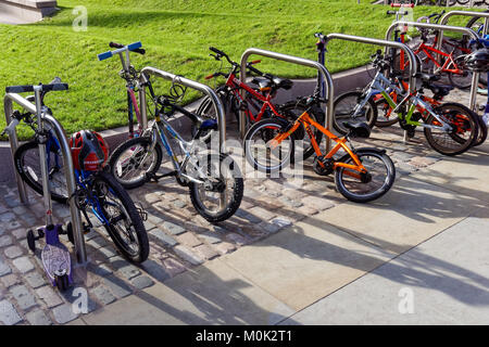 Des vélos pour les enfants à l'extérieur de l'école maternelle à Londres, Angleterre Royaume-Uni UK Banque D'Images