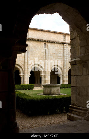 Le cloître, l'abbaye de Saint-Vincent de Nieul-sur-l'Autise, Vendée, France Banque D'Images