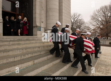 Marin de la Marine américaine les porteurs transportent le cercueil de l'ancien astronaute de la NASA Bruce McCandless II lors de ses funérailles à l'United States Naval Academy Chapelle 16 janvier 2018, à Annapolis, Maryland. Banque D'Images