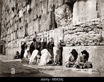 Les juifs en prière au Mur des lamentations, Jérusalem, c.1880 . Banque D'Images