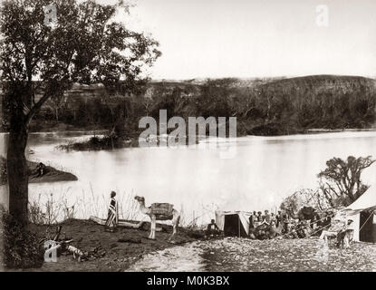 Groupe de pèlerinages chrétiens sur les rives de la Jordanie, vers 1890 Banque D'Images