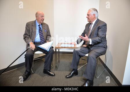 L'ancien secrétaire d'État George Shultz (à gauche) rencontre le secrétaire d'État des États-Unis, Rex Tillerson à l'Université de Stanford Hoover Institute le 17 janvier 2018 à Stanford, en Californie. Banque D'Images