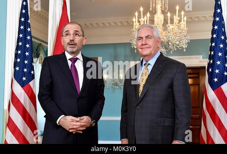 Le ministre jordanien des affaires étrangères Ayman Safadi (à gauche) rencontre le secrétaire d'État des États-Unis, Rex Tillerson au département d'État des États-Unis, le 18 janvier 2018 à Washington, DC. Banque D'Images
