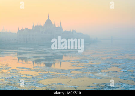 Danube calme parsemée de glace, édifice du Parlement dans la brume du matin Rose Banque D'Images