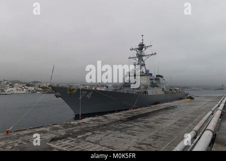 La Marine américaine Arleigh Burke destroyer lance-missiles USS McFaul moors à port le 29 avril 2015 à Ponta Delgada, Portugal. Banque D'Images