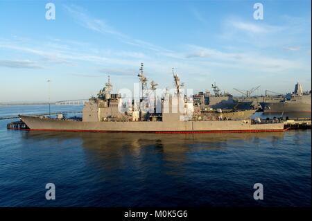 La Marine américaine de classe Ticonderoga croiseur lance-missiles USS Cape St. George moors à la base navale de San Diego le 27 août 2011 à San Diego, Californie. Banque D'Images