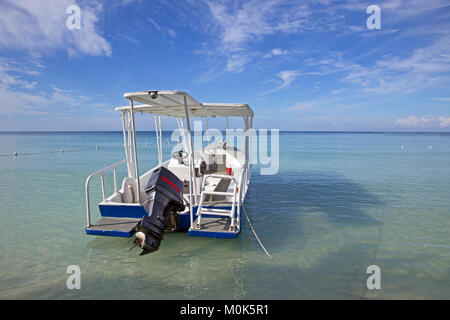 Bateau à fond de verre sur l'eau calme Banque D'Images