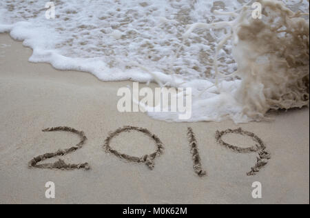 2019 écrit sur la plage avec des vagues prêt à effacer Banque D'Images