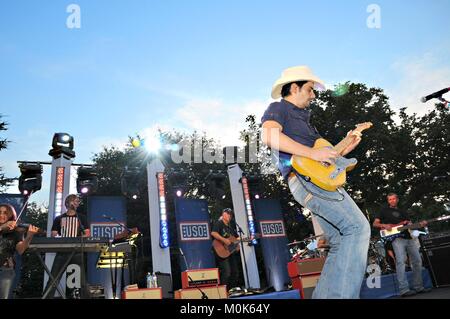 La chanteuse de musique country Brad Paisley joue sur la scène au cours de l'hommage aux militaires de l'USO Concert à la Maison Blanche pelouse Sud le 4 juillet 2012 à Washington, DC. Banque D'Images