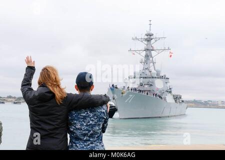 La Marine américaine de la classe Arleigh Burke destroyer lance-missiles USS Ross quitte la base navale de la Rota 8 Janvier, 2018 à Rota, Espagne. Banque D'Images