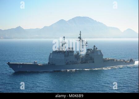 La Marine américaine de classe Ticonderoga croiseur lance-missiles USS Vicksburg cuit en cours au 31 mars 2015 dans le détroit de Gibraltar. Banque D'Images