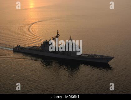 La Marine américaine de classe Ticonderoga croiseur lance-missiles USS Vicksburg cuit en cours au coucher du soleil le 10 novembre 2004 dans le golfe Arabo-Persique. Banque D'Images