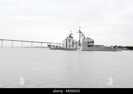 La Marine américaine de classe Ticonderoga croiseur lance-missiles USS Lake Erie arrive à la base navale de San Diego, le 5 septembre 2014 à San Diego, Californie. Banque D'Images