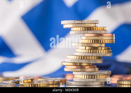 Drapeau national de la Grèce et de pièces en euros - concept. Les pièces en euros. Euro argent. Devise Euro. Banque D'Images