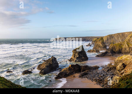 Regardant vers l'Est à travers Bedruthan steps vers Trevose Head lors d'une gale de la Cornouailles du Nord sentier du littoral. Banque D'Images