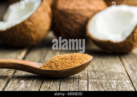 Sucre de coco sucré en cuillère. Banque D'Images