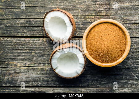 Le sucre de noix de coco sucrée dans bol en bois. Banque D'Images