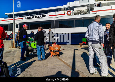 Les insulaires attendent pour décharger des marchandises de ferry de Mali Losinj à chariots pour prendre sur terrain difficile sur l'île de Susak, Croatie. Mai 2017. Banque D'Images