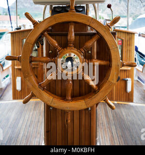 Volant en bois sur un bateau, Kotor, Monténégro Banque D'Images