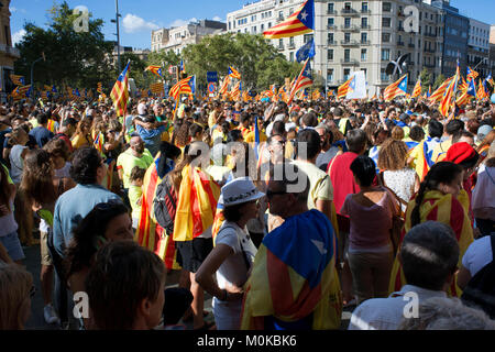 D'un million de Catalans de mars pour l'indépendance le 11 septembre 2017 dans le centre de Barcelone, Catalogne, Espagne Banque D'Images