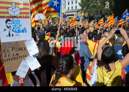 D'un million de Catalans de mars pour l'indépendance le 11 septembre 2017 dans le centre de Barcelone, Catalogne, Espagne Banque D'Images