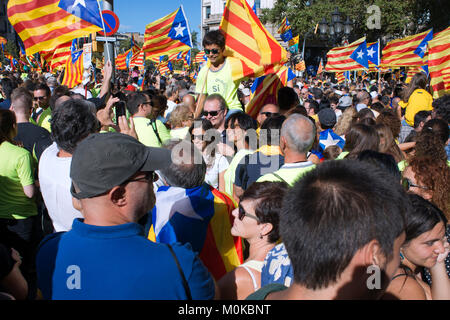 D'un million de Catalans de mars pour l'indépendance le 11 septembre 2017 dans le centre de Barcelone, Catalogne, Espagne Banque D'Images