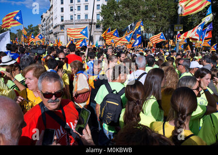 D'un million de Catalans de mars pour l'indépendance le 11 septembre 2017 dans le centre de Barcelone, Catalogne, Espagne Banque D'Images