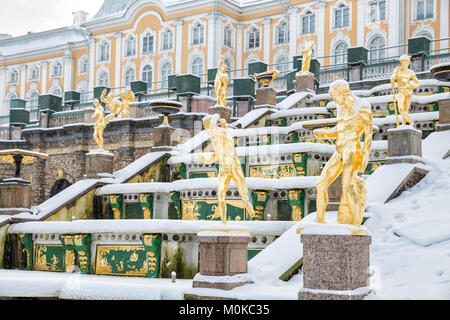 SAINT PETERSBURG, Russie - le 22 janvier 2018 : l'hiver à Peterhof. Sculptures de la Grande Cascade Fontaine dans la neige. Banque D'Images