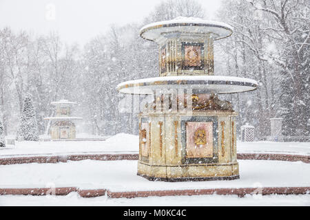 SAINT PETERSBURG, Russie - le 22 janvier 2018 : Peterhof en hiver. Roman fontaines dans le parc de Peterhof inférieure dans d'importantes chutes de neige Banque D'Images