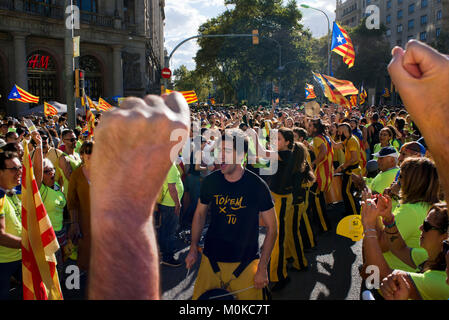 D'un million de Catalans de mars pour l'indépendance le 11 septembre 2017 dans le centre de Barcelone, Catalogne, Espagne Banque D'Images