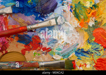 Les peintures à l'huile et des pinceaux d'artistes multi colored close up semi abstract Banque D'Images