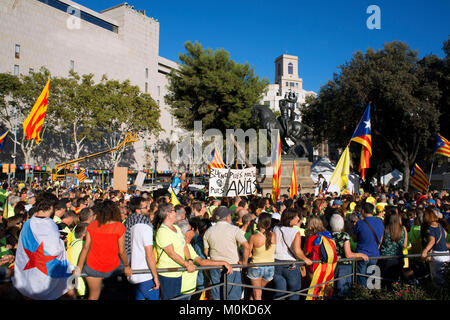 D'un million de Catalans de mars pour l'indépendance le 11 septembre 2017 dans le centre de Barcelone, Catalogne, Espagne Banque D'Images