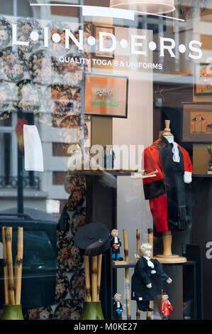 Boutiques de mode sur la Rue Antoine Dansaert, Bruxelles, Belgique. Le royaume de boutiques de luxe à Bruxelles a un nom : l'Avenue Louise et du Boulevard de l'eau Banque D'Images