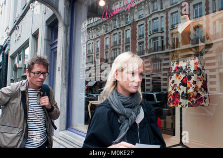 Boutiques de mode sur la Rue Antoine Dansaert, Bruxelles, Belgique. Le royaume de boutiques de luxe à Bruxelles a un nom : l'Avenue Louise et du Boulevard de l'eau Banque D'Images