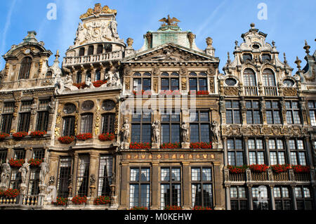 Les bâtiments d'arrière-plan Louve, sac et brouette. Grand Place, Bruxelles, Belgique. La Louve, sac et Brouette sont un groupe de maisons qui n'ont pas été reconstruits Banque D'Images