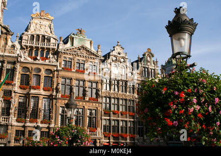 Les bâtiments d'arrière-plan Louve, sac et brouette. Grand Place, Bruxelles, Belgique. La Louve, sac et Brouette sont un groupe de maisons qui n'ont pas été reconstruits Banque D'Images